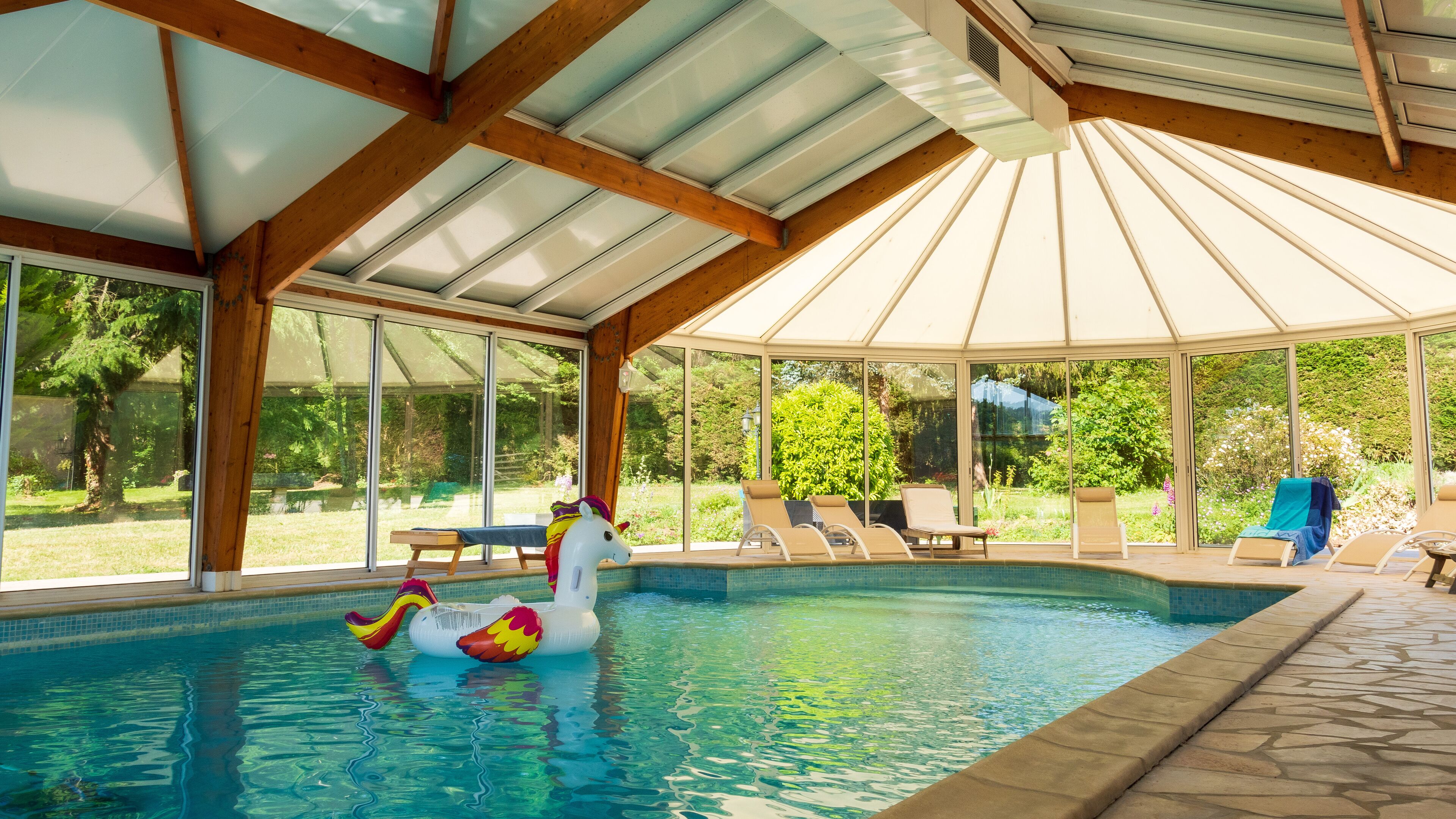 Piscina coperta, una piscina riscaldata