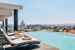 Outdoor pool - Reserved Suites Illovo (Sandton)
