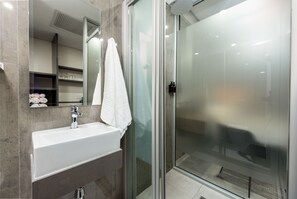 Premium-Studio | Badezimmer | Dusche, kostenlose Toilettenartikel, Haartrockner, Handtücher