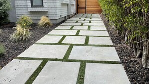 A pathway leading to a house with a wooden gate. - Beautiful 2 Bedroom Home in Santa Monica (Santa Monica)