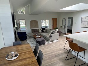 Smart TV, fireplace - Beautiful 2 Bedroom Home in Santa Monica (Santa Monica)