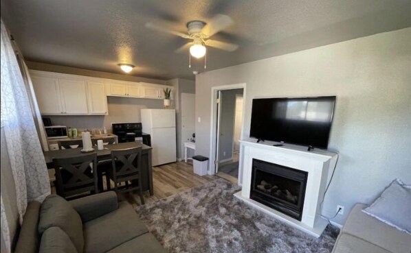 Smart TV, fireplace - Equipped  with everything you need to relax and enjoy! (Killeen)