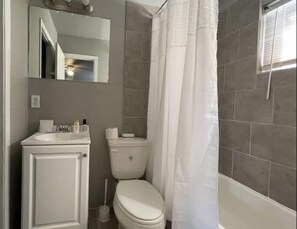 Combined shower/tub, hair dryer, towels, soap - Equipped  with everything you need to relax and enjoy! (Killeen)