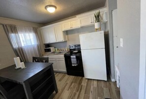 Fridge, microwave, oven, stovetop - Equipped  with everything you need to relax and enjoy! (Killeen)