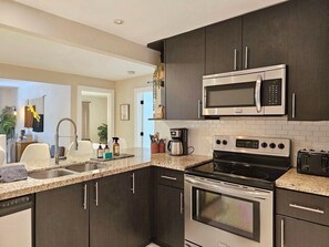 Refrigerador, microondas, horno, placa de cocina