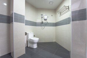 Suite Familiale | Salle de bain | Douche, serviettes fournies