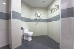 Suite familiar | Baño | Ducha y toallas