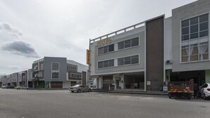 Ein Hotel mit moderner Fassade, mehreren Stockwerken und einem gut sichtbaren Eingang.