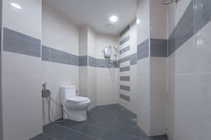 Suite Supérieure | Salle de bain | Douche, serviettes fournies