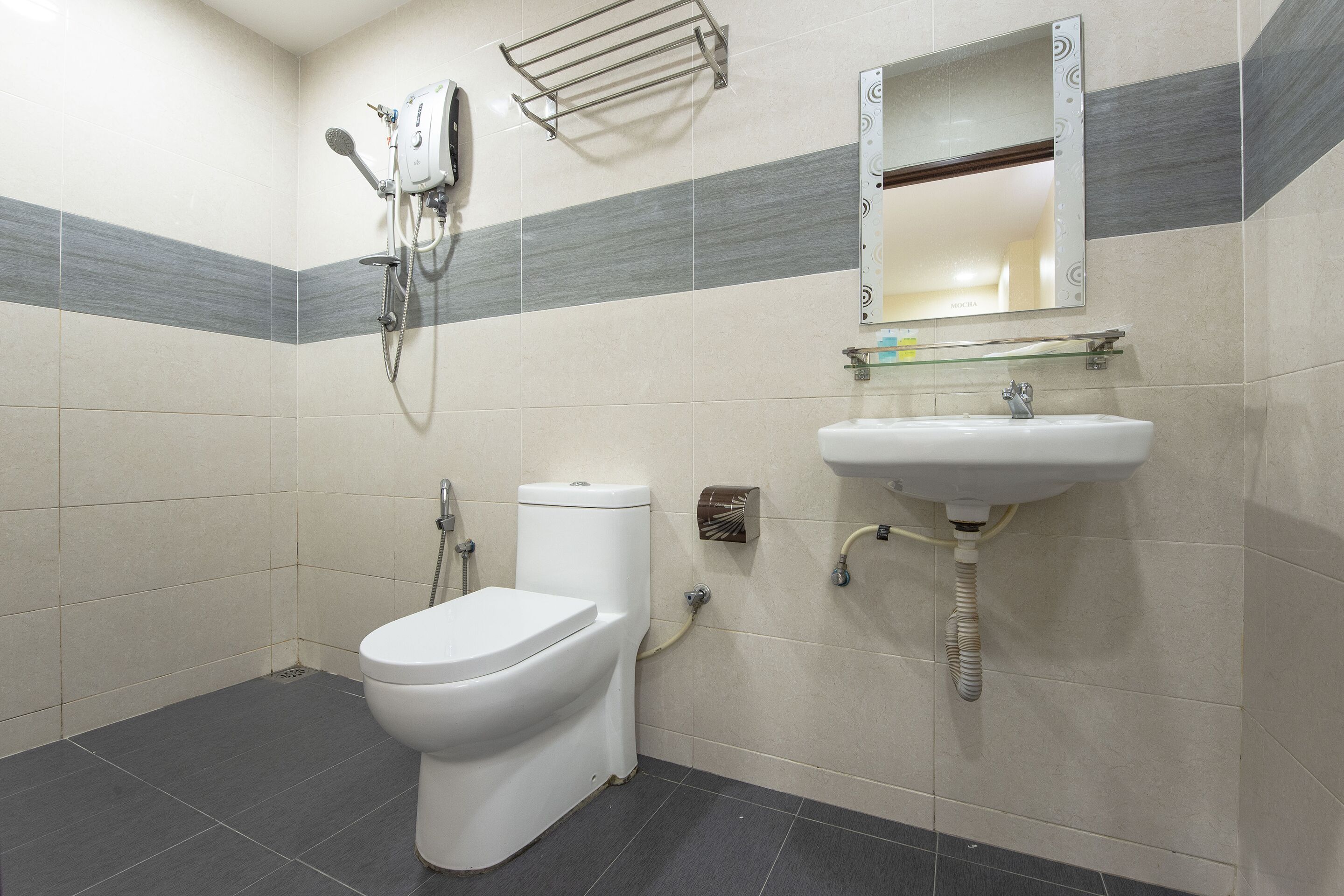 Un baño con inodoro, ducha y lavamanos.