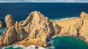 En la playa, sillas reclinables de playa, toallas de playa