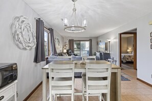 Bloc d'apartaments destacat, 2 dormitoris, balcó | Menjador