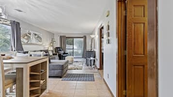 Signature-Apartment, 2 Schlafzimmer, Balkon | Wohnzimmer | 55-Zoll-Smart-TV mit Kabelempfang, Fernseher