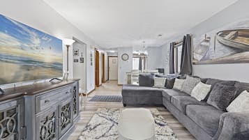 Condo Prestigio, 2 habitaciones, balcón | Sala de estar | Smart TV de 55 pulgadas con canales por cable y televisión