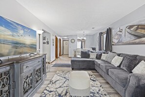 Living room - Spacious Modern Condo - 1st Floor - One Block to the Beach (Myrtle Beach)