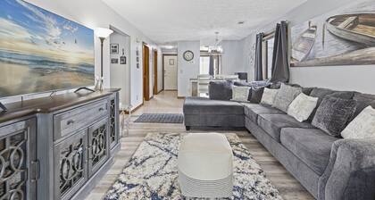 Spacious Modern Condo - 1st Floor - One Block to the Beach