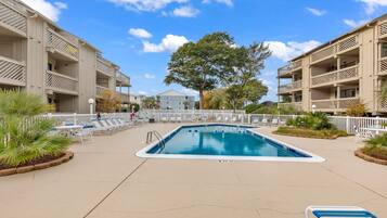 สระว่ายน้ำในร่ม, สระว่ายน้ำกลางแจ้ง