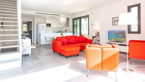 TV - 4 Bedroom Contemporary House, Llafranc, Costa Brava (Llafranc)