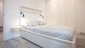 4 slaapkamers, een strijkplank/strijkijzer, internet, beddengoed