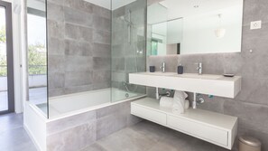 Ensemble douche/baignoire, bidet