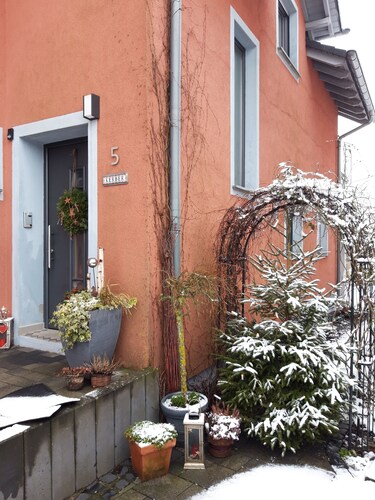 Beautiful, bright apartment right on the rocky hiking trail