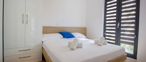 2 habitaciones, caja de seguridad en la habitación y cuna de viaje