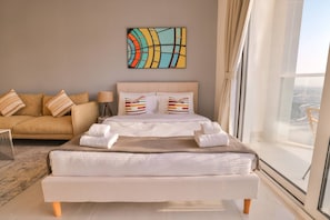 Appartement, uitzicht op de stad | 1 slaapkamer, een laptopwerkplek, een strijkplank/strijkijzer