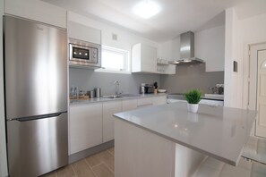 Kjøleskap, mikrobølgeovn, ovn og kokeplater