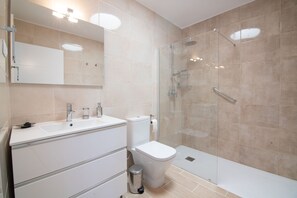 Douche, sèche-cheveux, serviettes fournies, savon