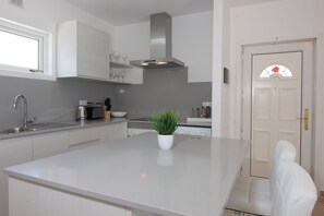 Frigorifero, microonde, forno, piano cottura