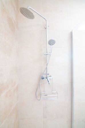 Douche, sèche-cheveux, serviettes fournies, savon