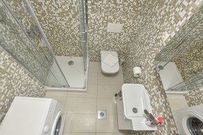 シャワー、ヘアドライヤー、タオル、石鹸