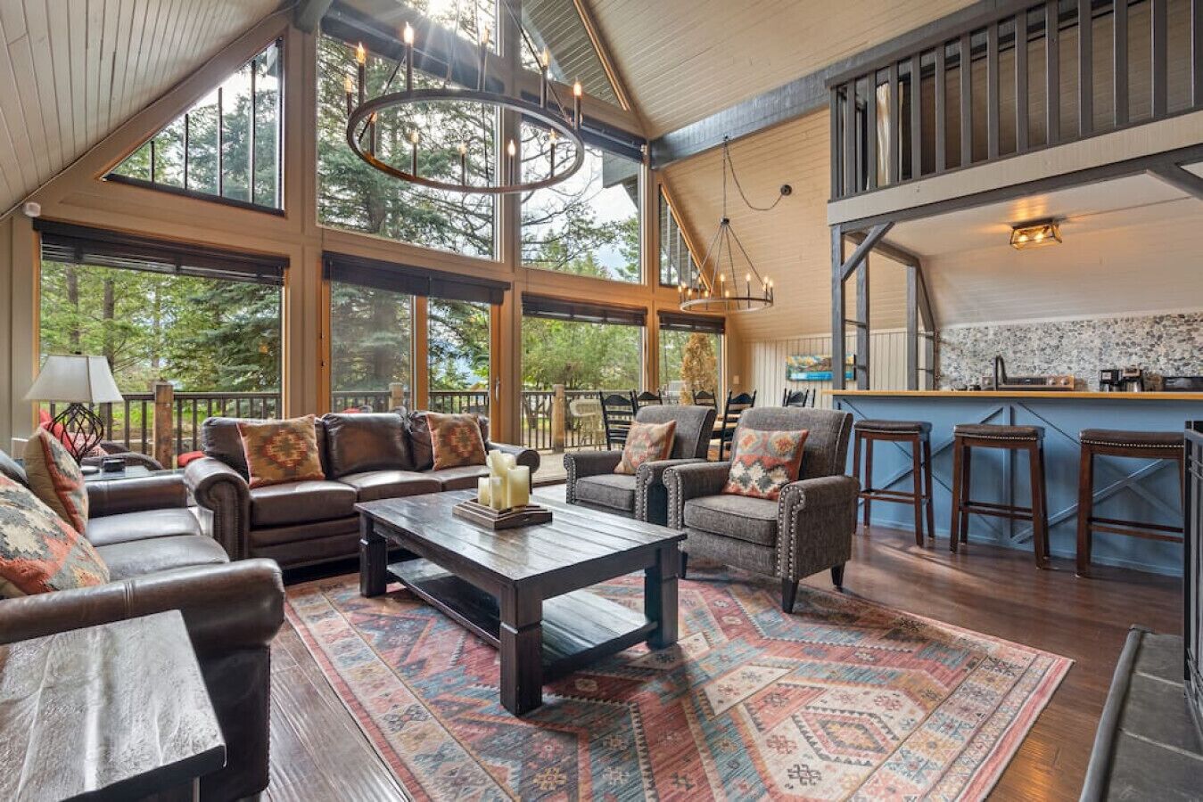 Smart TV, chimenea, libros, estéreo