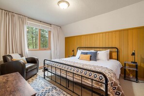 4 habitaciones, escritorio y tabla de planchar con plancha 