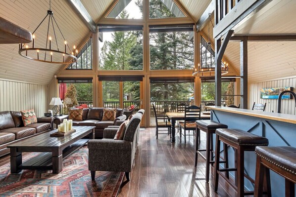 Smart TV, fireplace, books, stereo - The Legacy Cabin | Hot Tub | Huge Fenced Yard (Windermere)