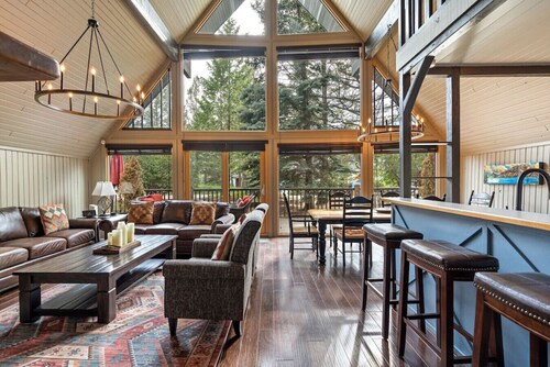 The Legacy Cabin | Hot Tub | Huge Fenced Yard