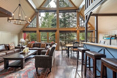 The Legacy Cabin | Hot Tub | Huge Fenced Yard