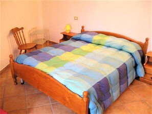 Schreibtisch, laptopgeeigneter Arbeitsplatz, kostenloses WLAN