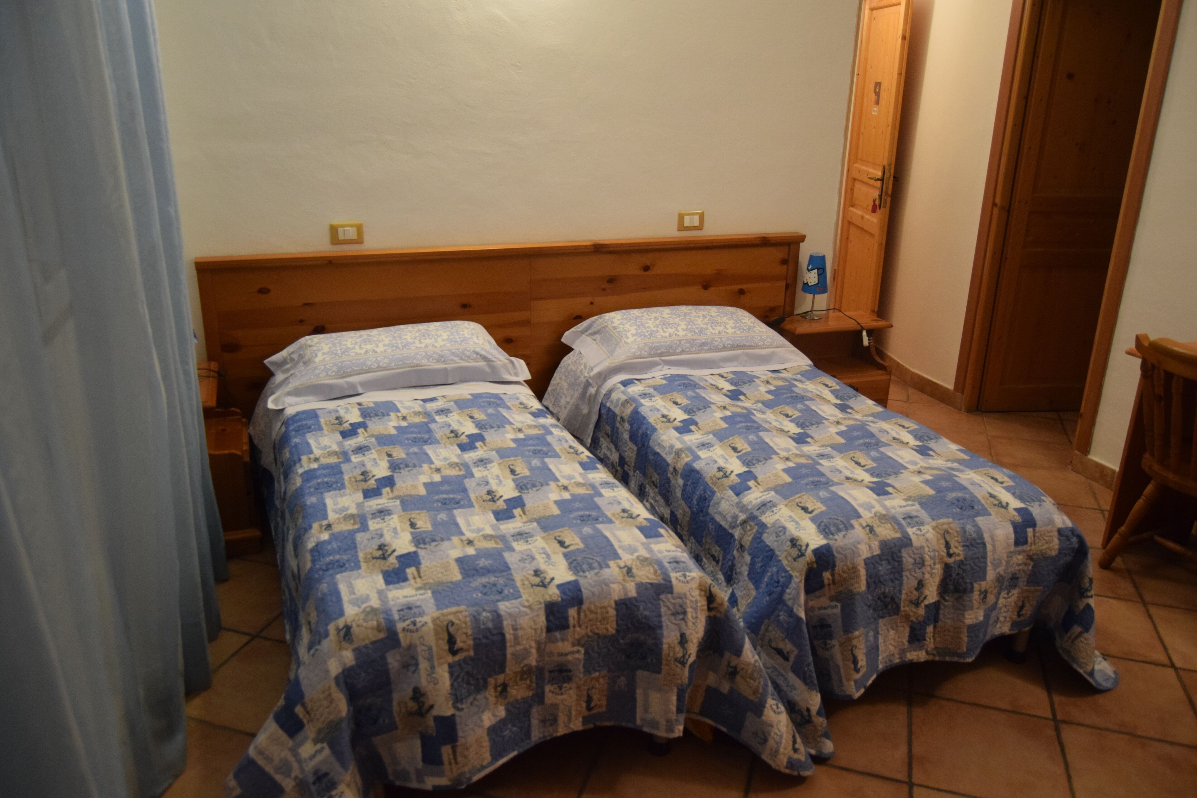 Classic-Dreibettzimmer, Bergblick | Schreibtisch, laptopgeeigneter Arbeitsplatz, kostenloses WLAN