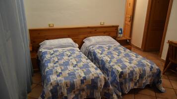 Classic-Dreibettzimmer, Bergblick | Schreibtisch, laptopgeeigneter Arbeitsplatz, kostenloses WLAN