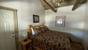 Comfort Room | Individually decorated, iron/ironing board, free WiFi, bed sheets