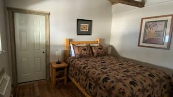 Chambre Confort | Décor unique, fer et planche à repasser, accès au Wi-Fi (inclus)