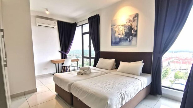 A modern hotel room with a large bed, a desk, and a city view. - OYO Home 90400 One Tebrau Homestay (Johor Bahru)