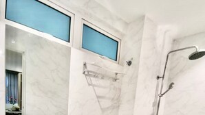 A bathroom with a sink, toilet, and shower. - OYO Home 90400 One Tebrau Homestay (Johor Bahru)
