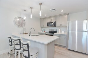 Elite-huoneisto | Yksityinen keittiö | Jääkaappi, mikroaaltouuni, uuni, astianpesukone