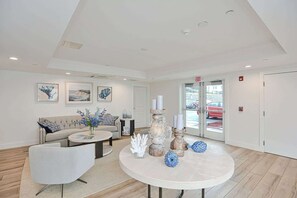 Interior entrance - Harbourtown Suites (Plymouth)