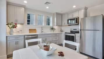 Superior Condo | Private kitchen | Fridge, microwave, oven, dishwasher