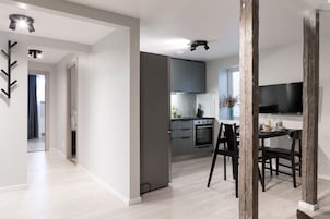 Frigobar, microondas, horno, placa de cocina