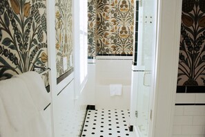 Superior tweepersoonskamer | Badkamer | Een douche, gratis toiletartikelen, een haardroger, vloerverwarming