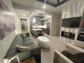 Televisión 40 pulgadas con canales de televisión por cable, chimenea